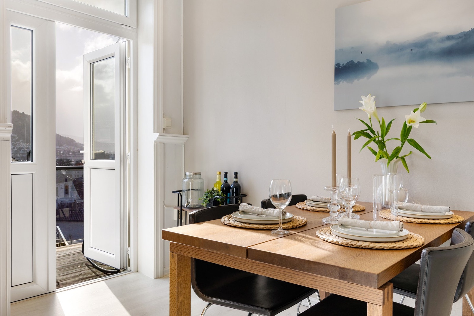 Doble dører ut mot solrik balkong Galleribilde