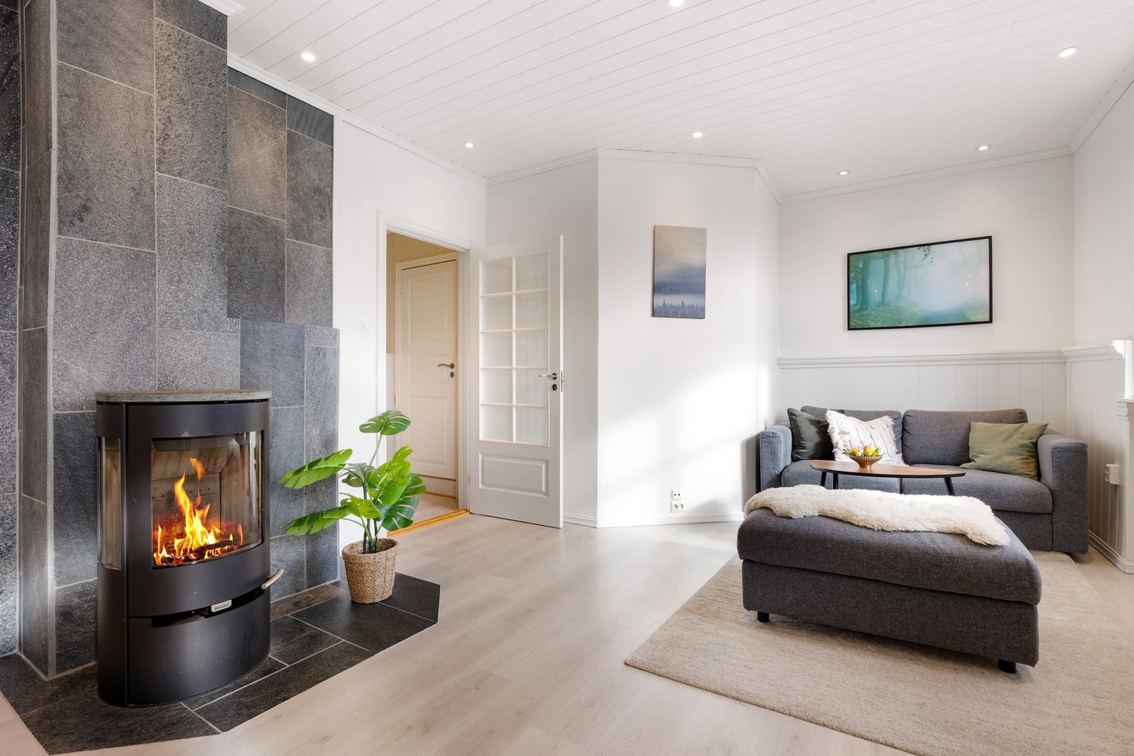 Stuen har moderne og effektiv vedovn Galleribilde