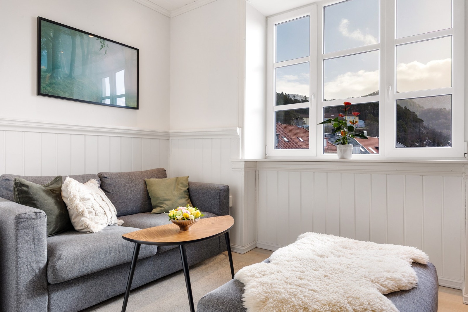 Utsikt over nærområdet, fjell og sjø Galleribilde