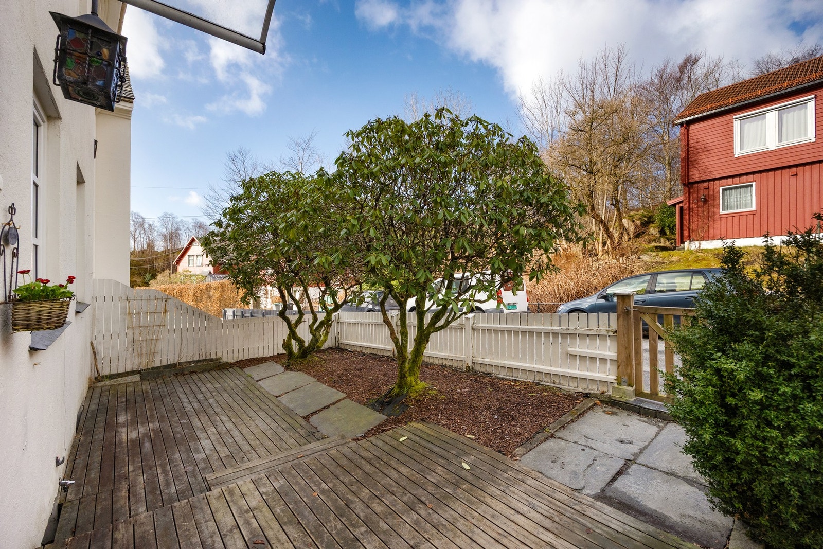 Bygården ligger fint til i et rolig boligstrøk, kun 2 min. gange til buss med avganger hvert 5 minutt Galleribilde