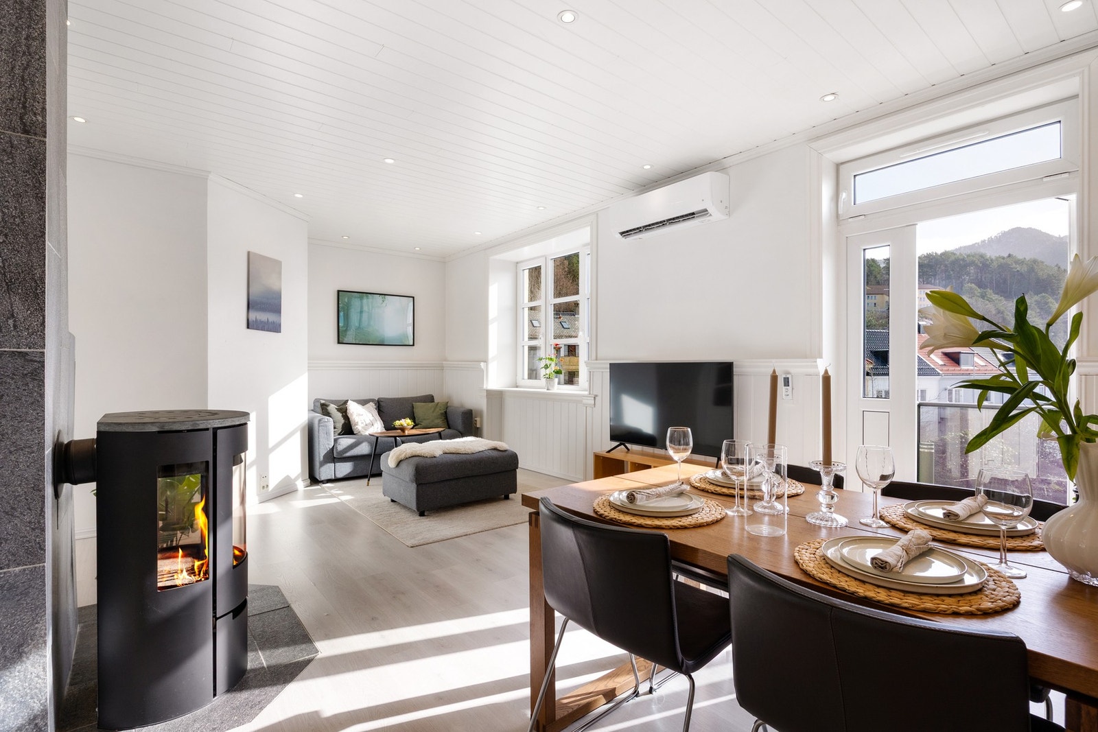 Stue på hele 22,0 m² . Her er svært gode lysforhold fra store vinduer i front Galleribilde