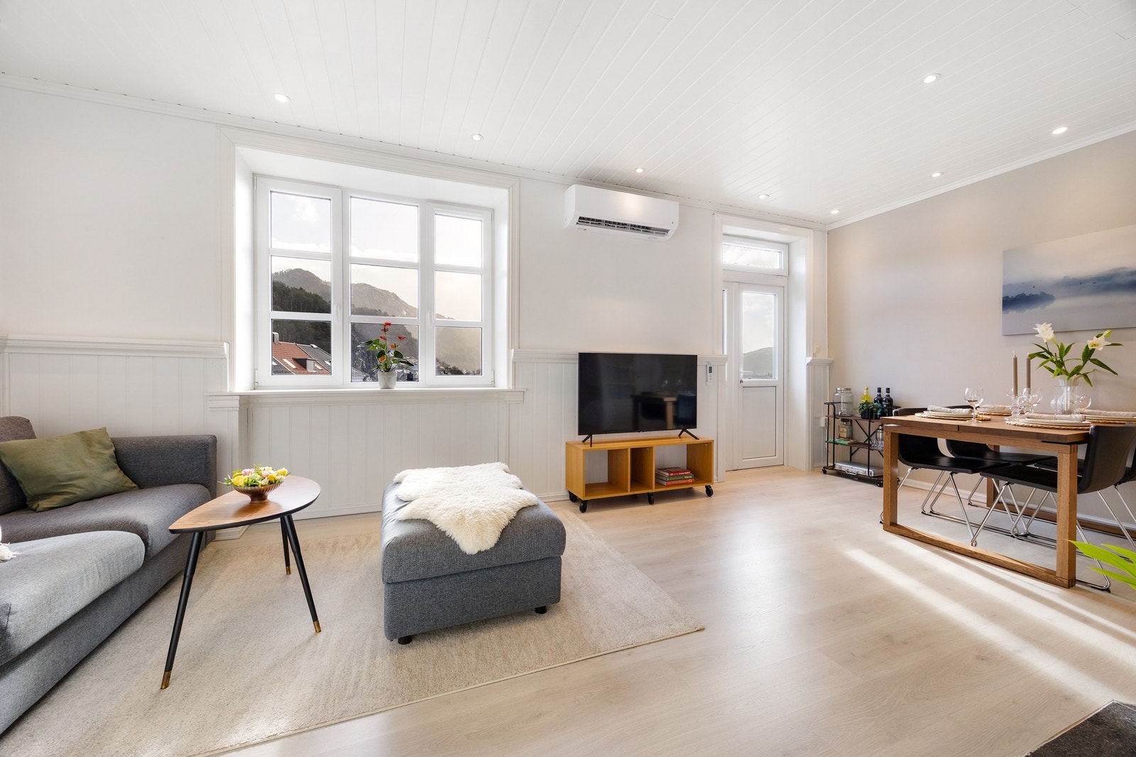 Pene overflater med moderne laminatgulv, lyst malte flater og spotter i tak Galleribilde