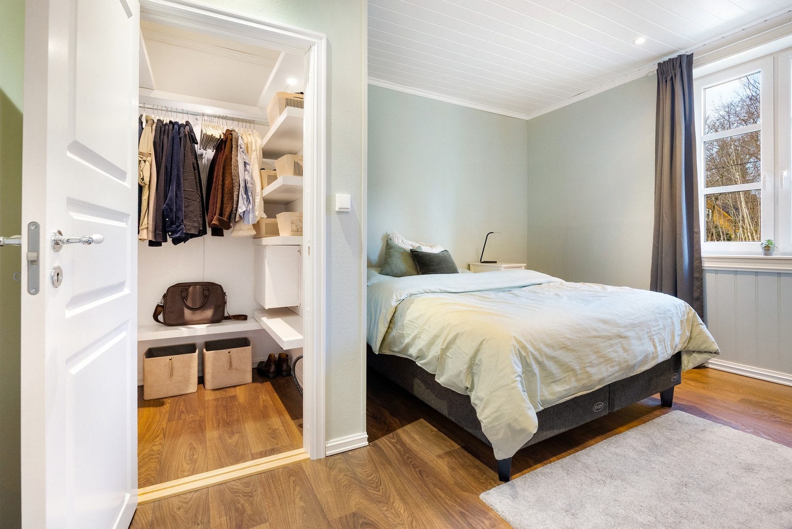 Boligen har to store soverom hvorav det ene soverommet har adkomst til eget garderoberom Galleribilde