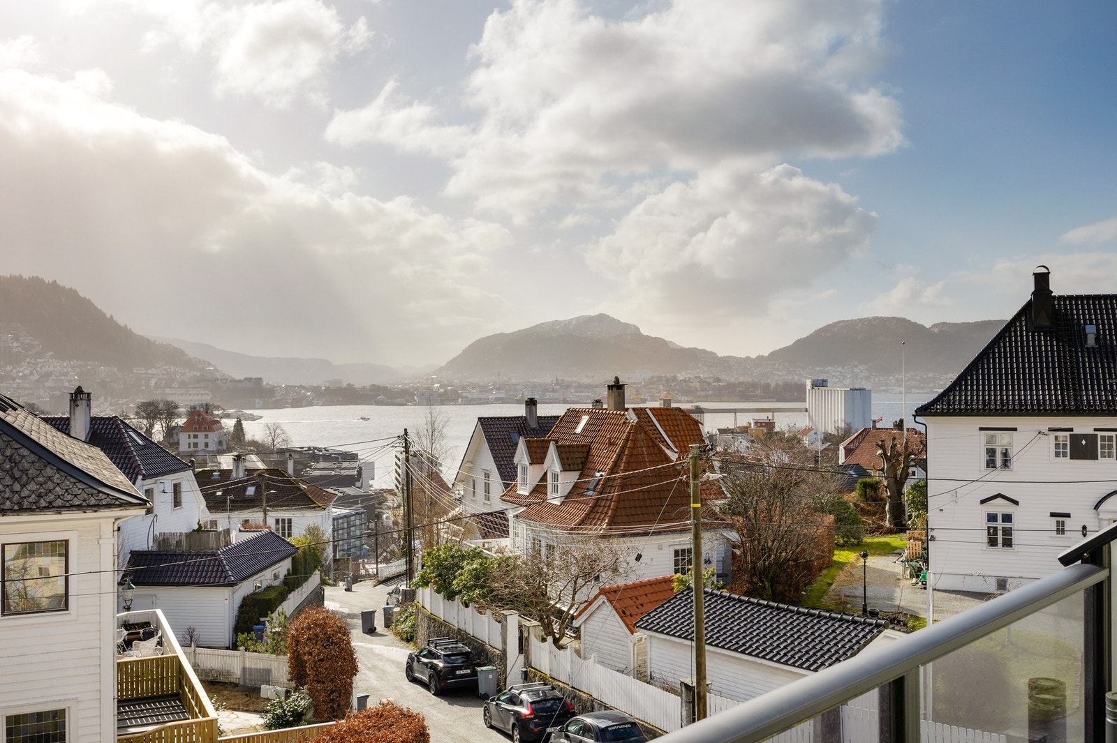 Rolig og attraktivt nabolag med flott bebyggelse og kort vei til sjø Galleribilde
