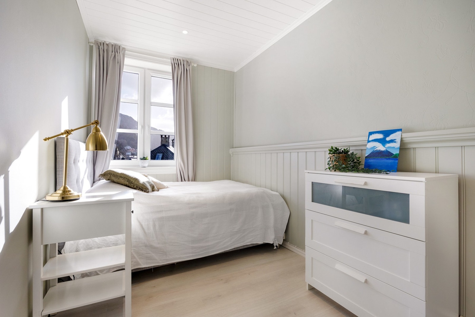 Begge soverommene har plass til både seng og arbeidspult Galleribilde