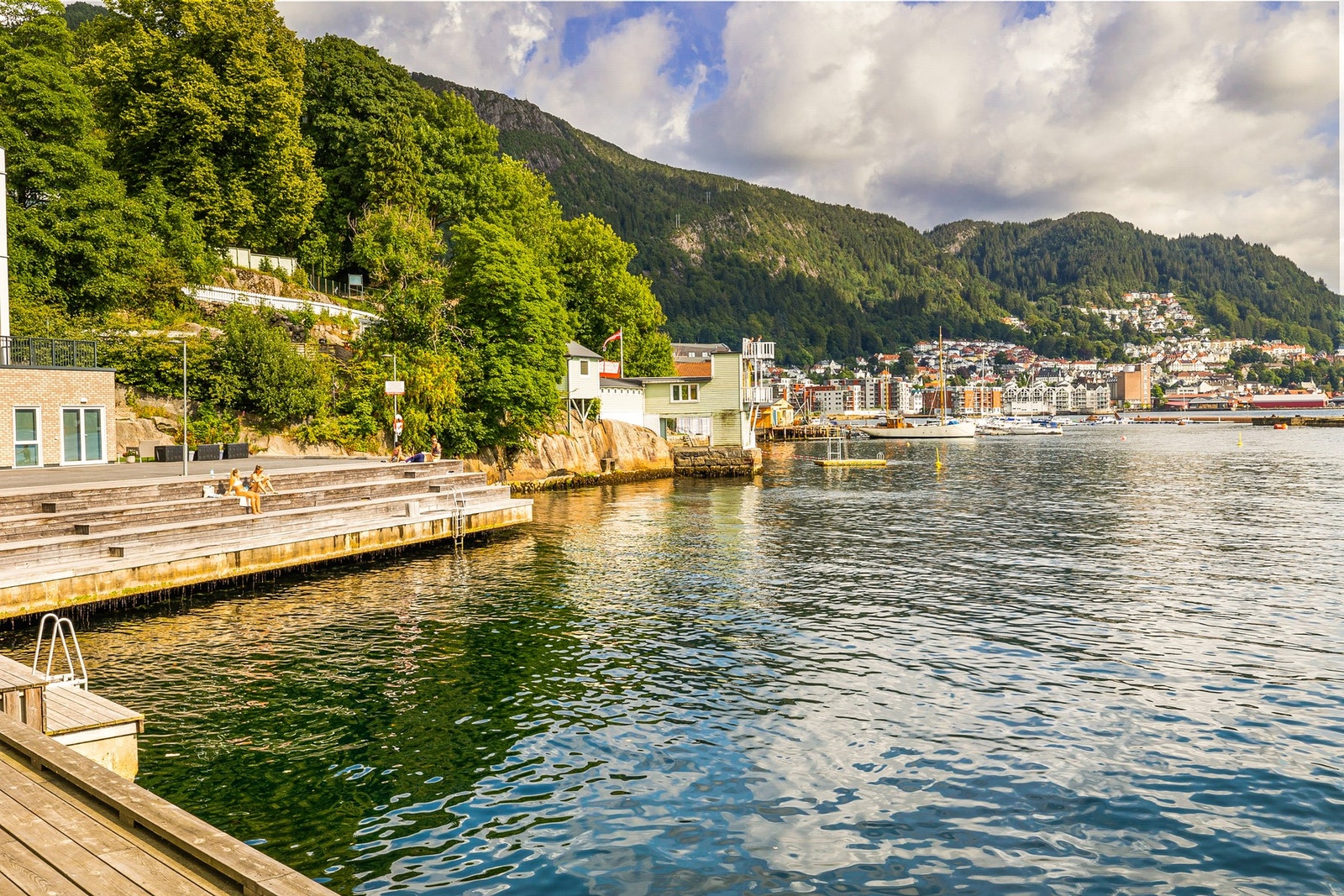 Det er også kort gangavstand til Nyhavn med flott bryggepromenade og søndagsåpen Joker butikk Galleribilde