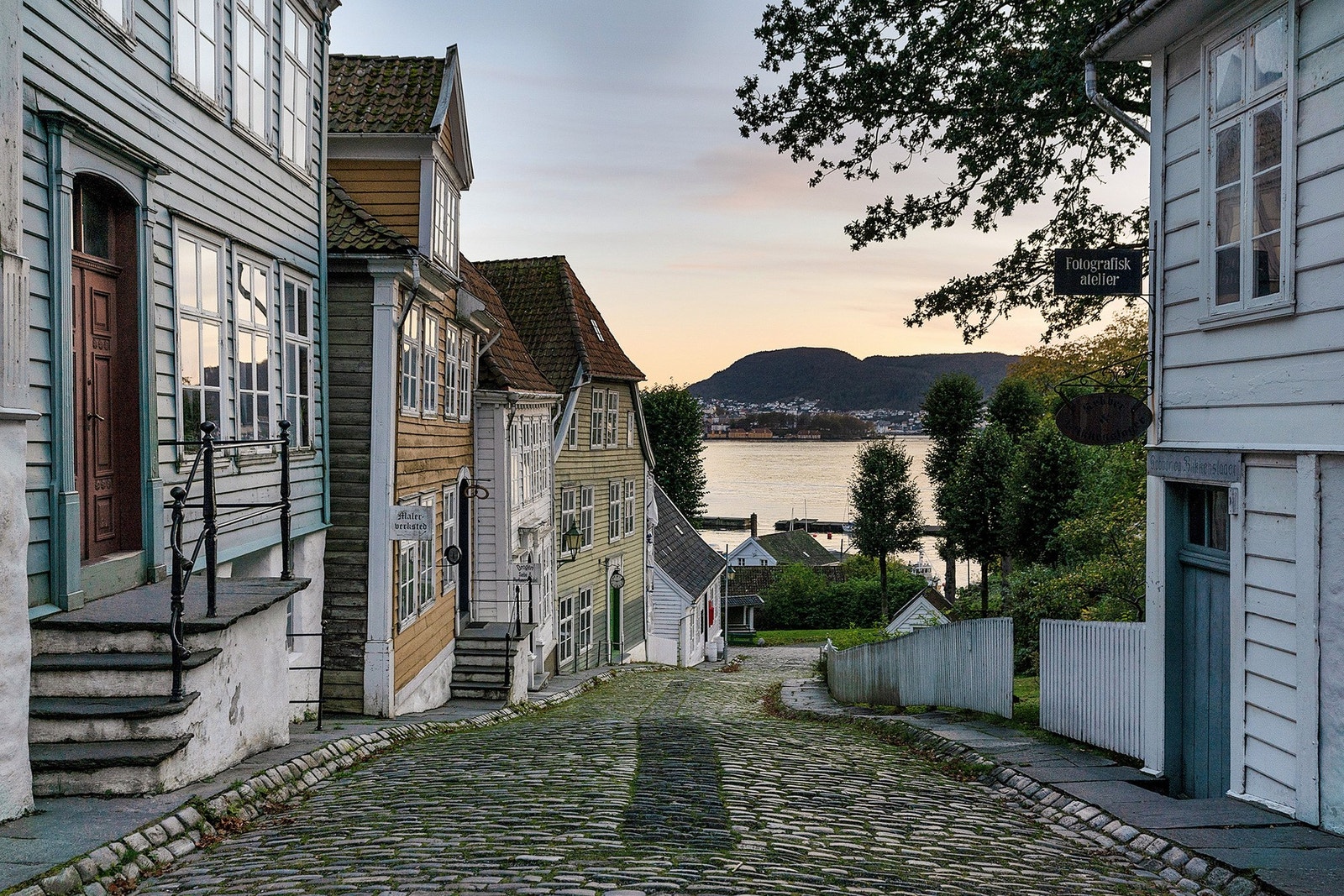 En kort spasertur til historiske Gamle Bergen med kulturtilbud og flott parkanlegg Galleribilde