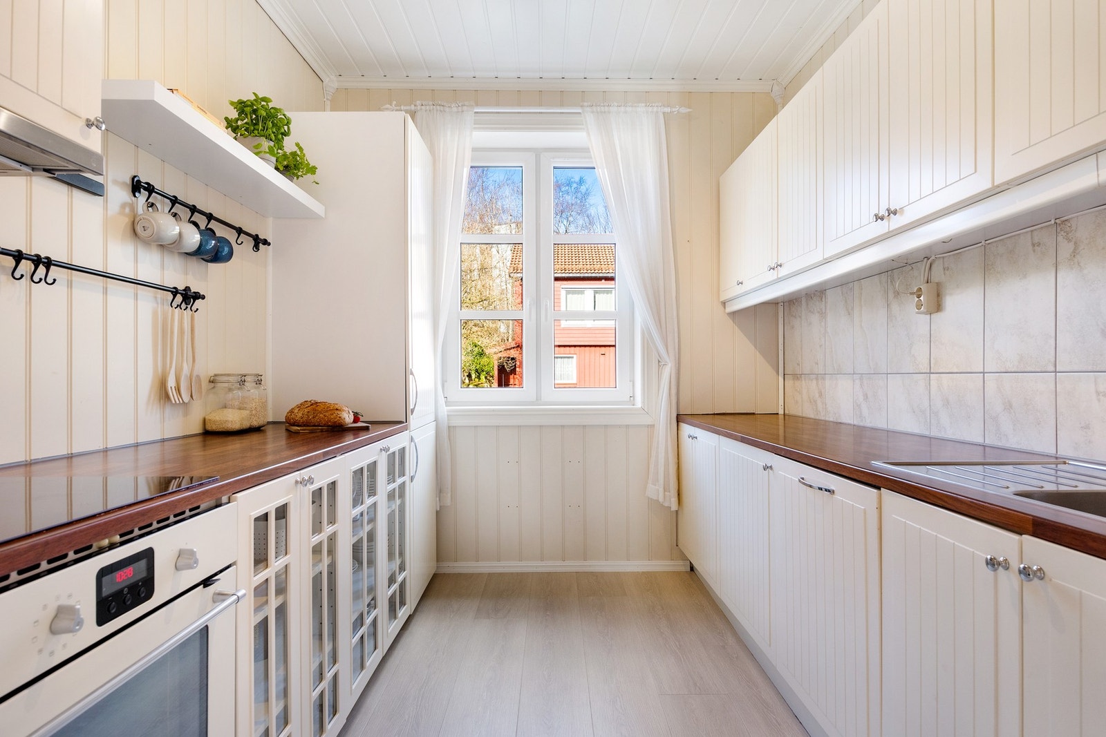 Pent kjøkken, godt utstyrt med skap/benkeplass Galleribilde