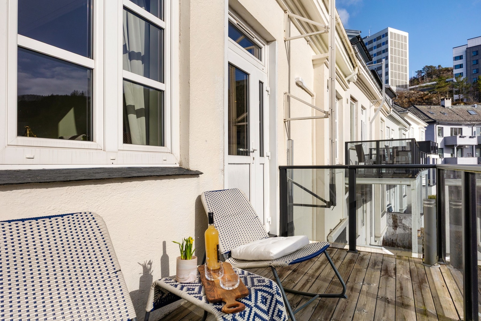 Balkong med god plass for sittegruppe Galleribilde