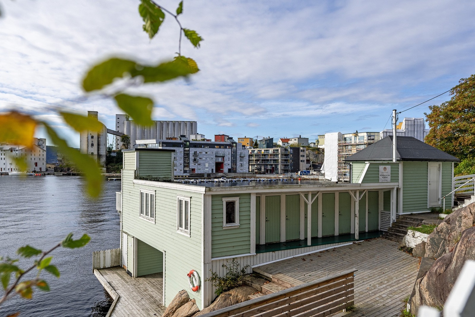 Med inngang fra Gamle Bergen finner du også Elsero Sjøbad som er et populært badested sommertid Galleribilde