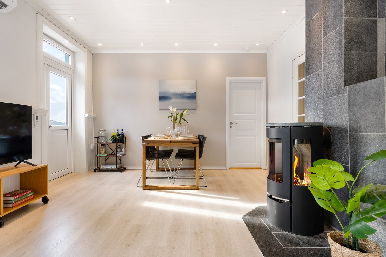 Stuens størrelse gjør det enkelt å møblere i flere avdelinger. Der kan også være en mulighet for å dele av til ett ekstra soverom Galleribilde