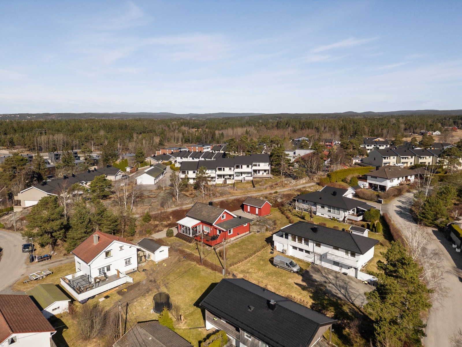 Det er gangavstand til matbutikk, skole og barnehage. Galleribilde