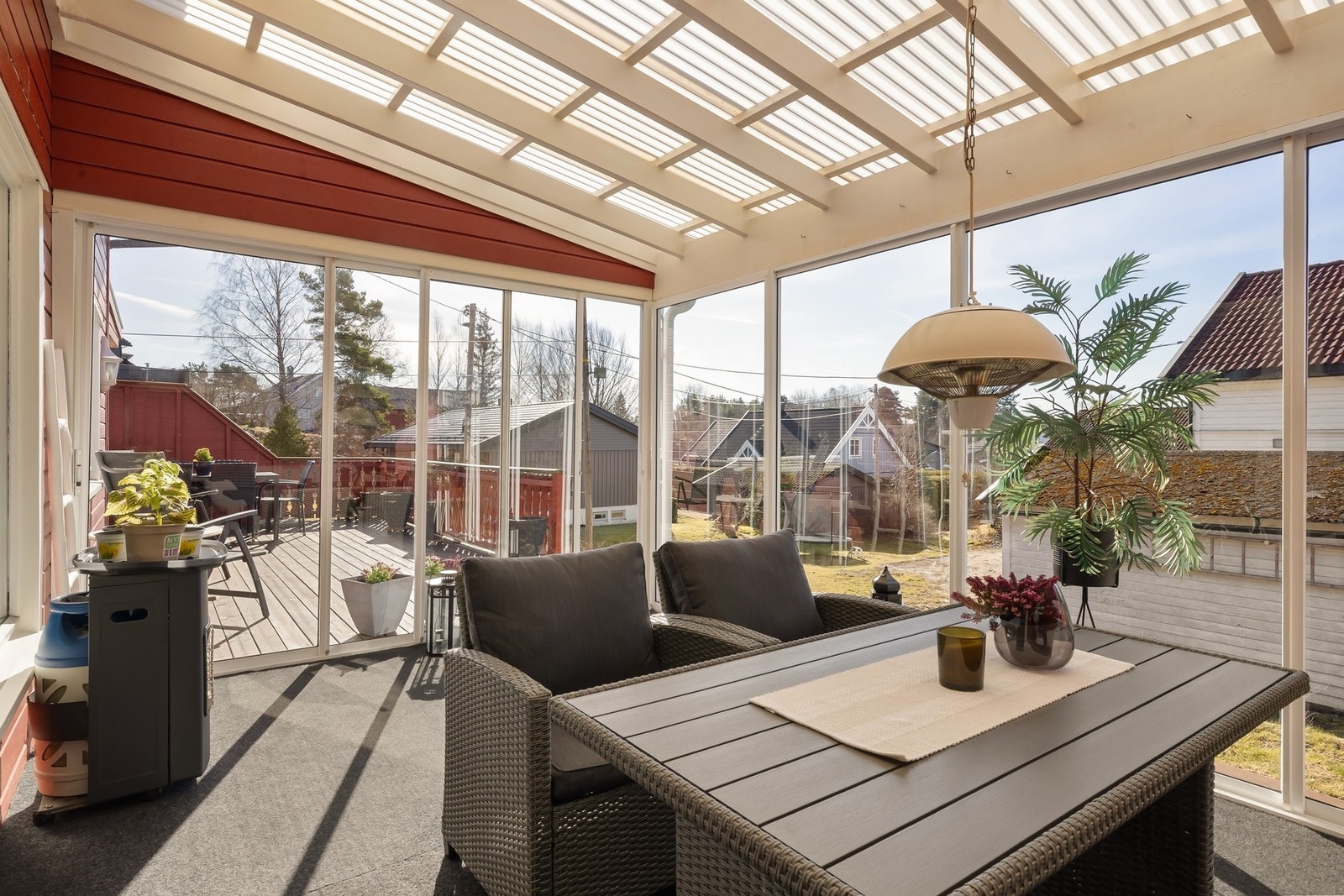 Stor innglasset terrasse. Galleribilde