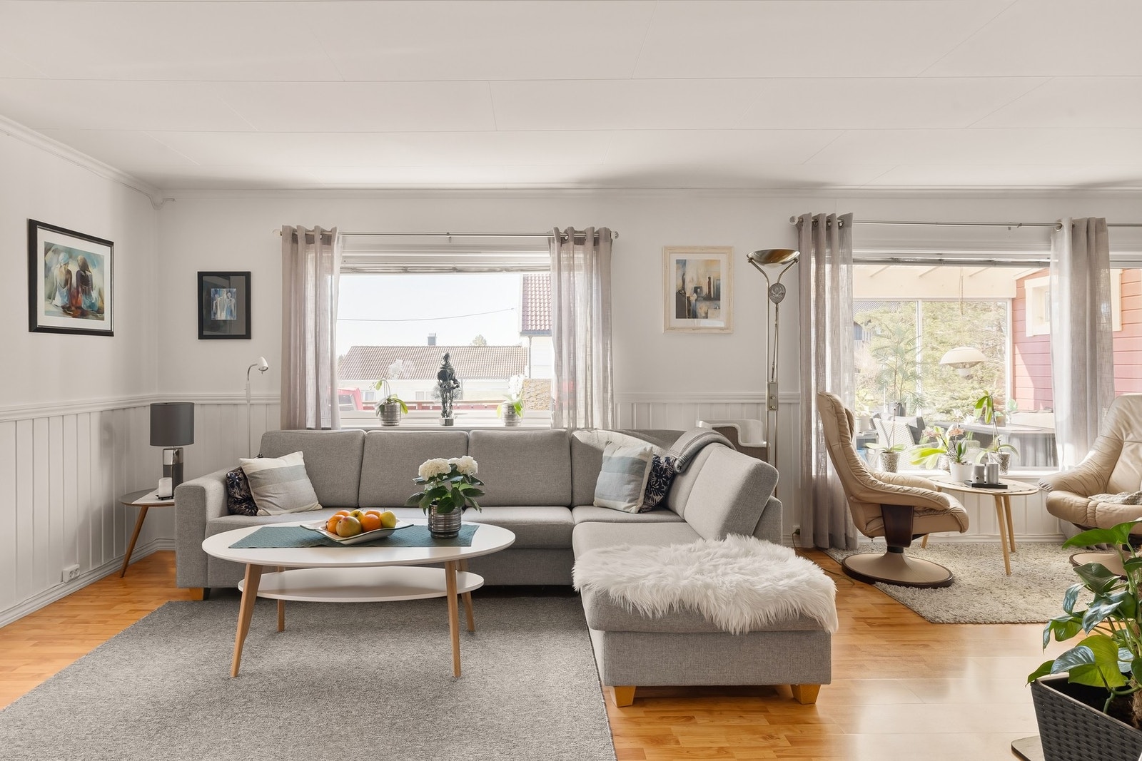 Romslig og lys stue med store vindusflater som gir rikelig med naturlig lys. Galleribilde