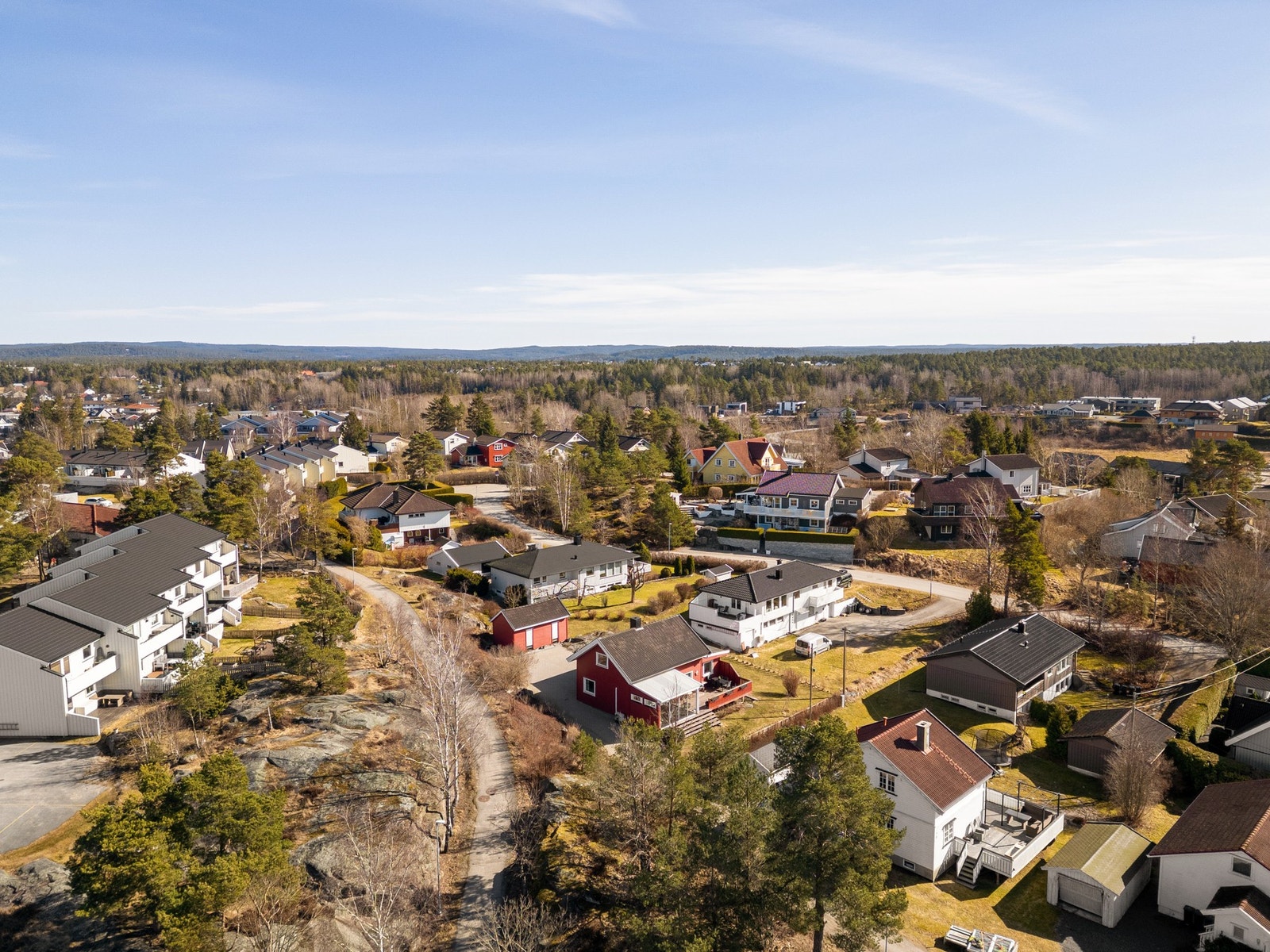 Eiendommen ligger i et eldre, og godt etablert område med boligbebyggelse. Galleribilde