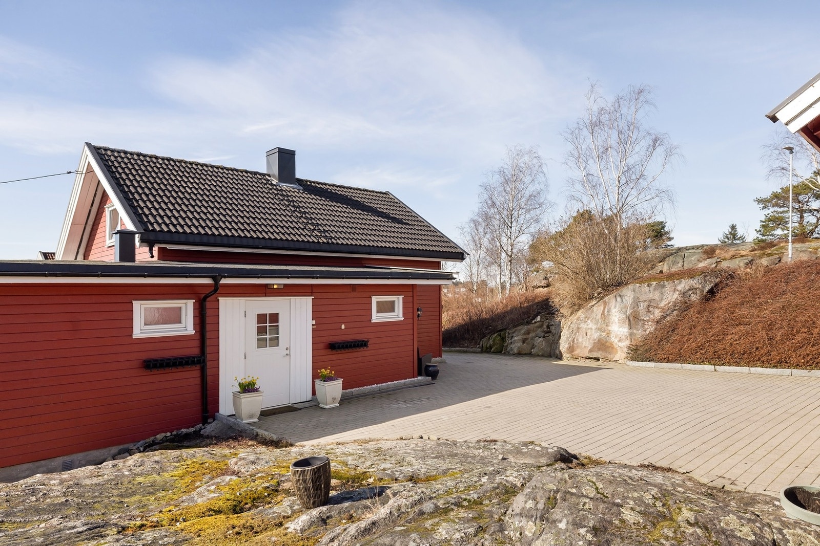 Praktisk uteområde med god plass til parkering. Galleribilde