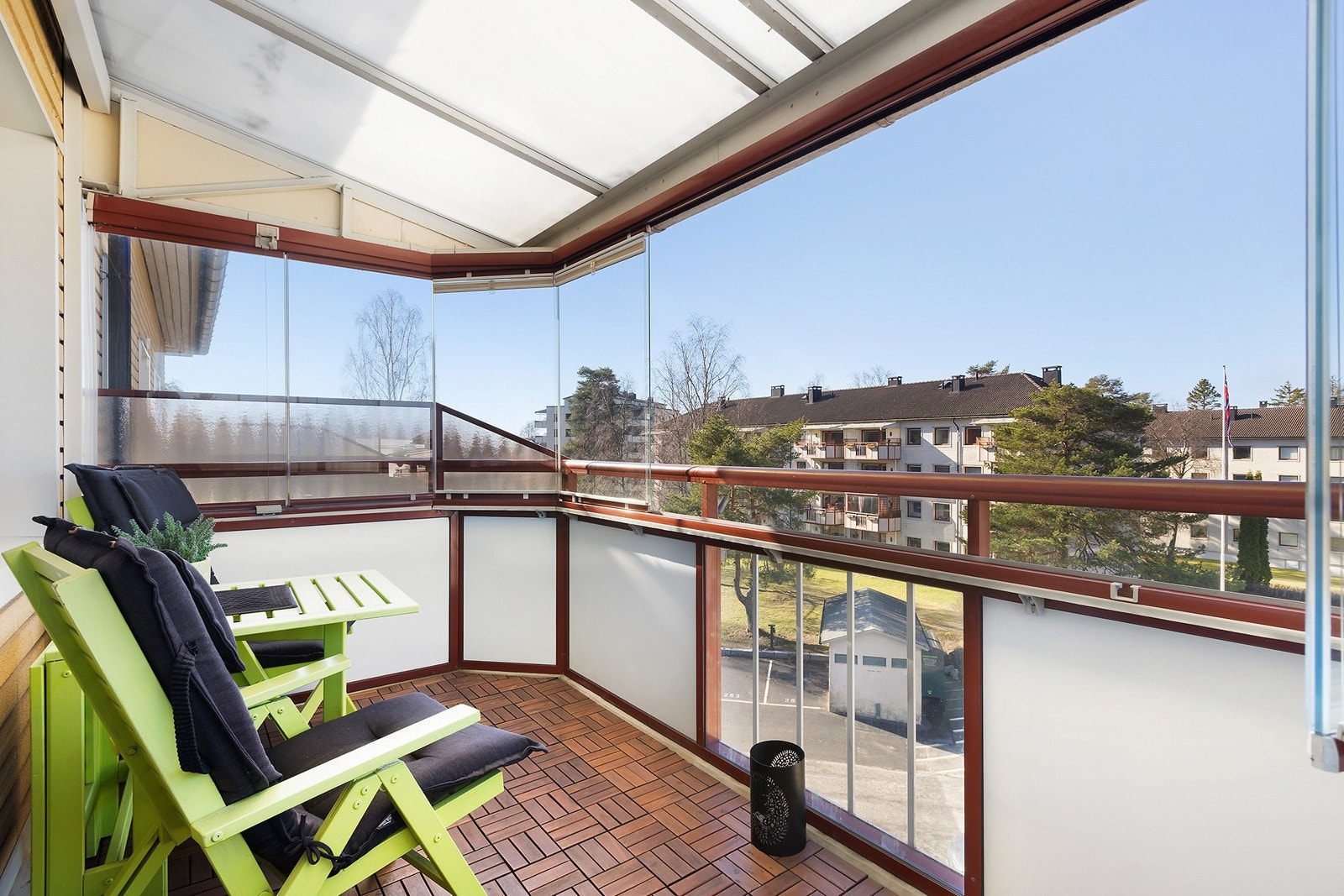 Velkommen til fin 2-roms i toppetasje med utsikt og vestvendt innglasset balkong! Galleribilde