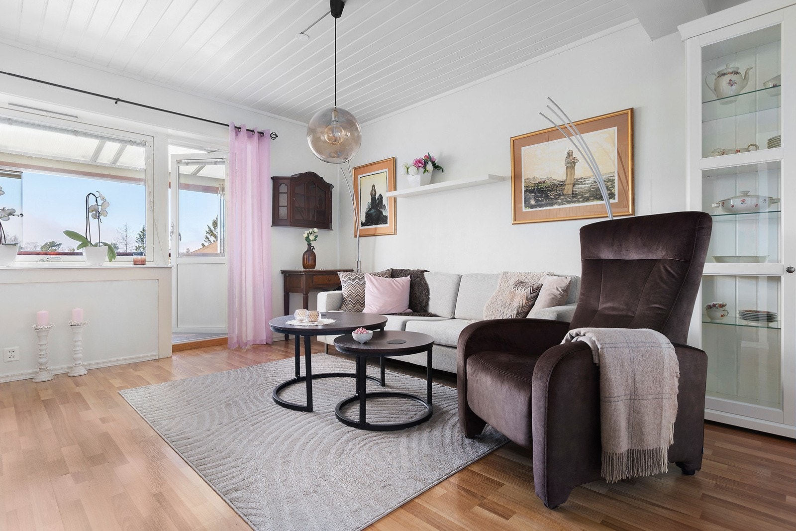 Stue med god plass til sofagruppe, tv-benk mm. Galleribilde