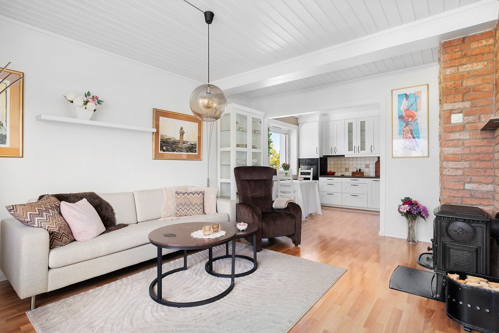 Innbydende stue med gode innredningsmuligheter. Galleribilde