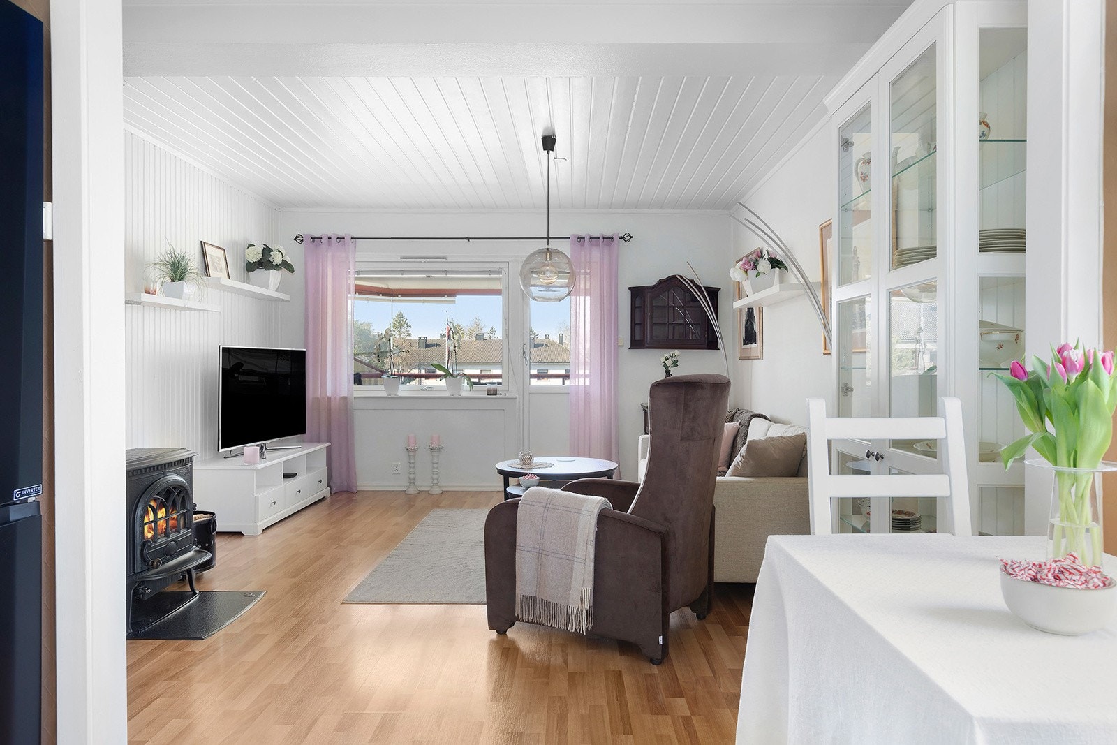 Lys leilighet med godt med lysinnslipp fra store vindusflater. Galleribilde