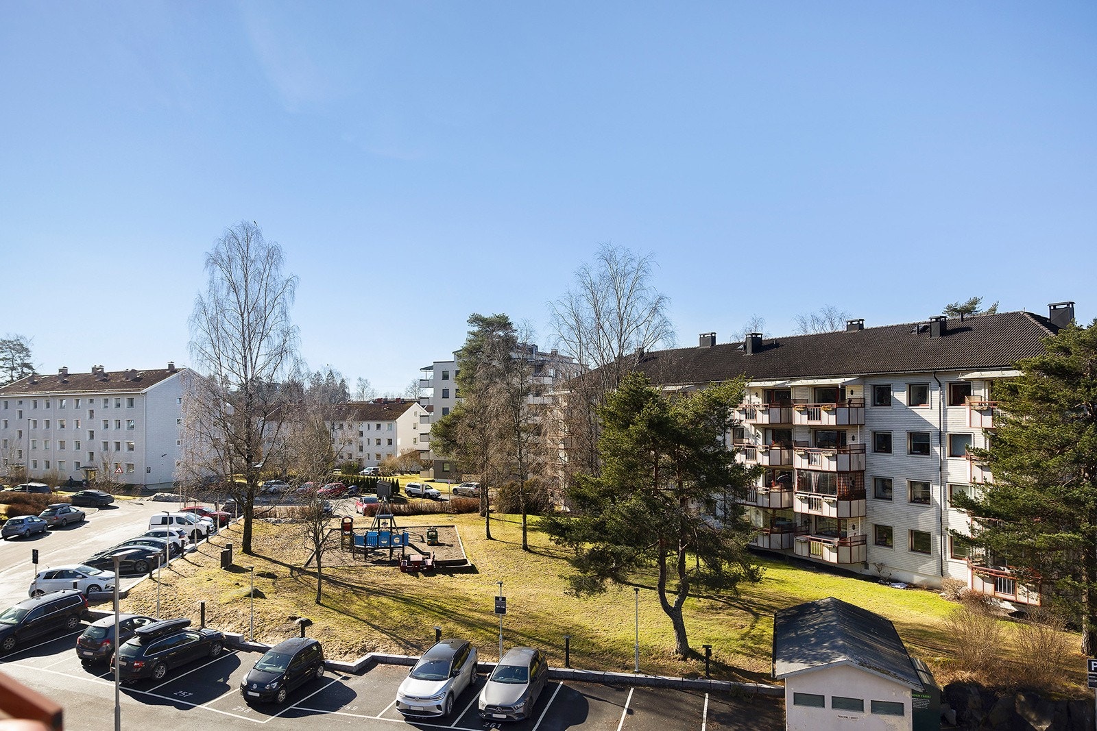 Utsikt fra usjenert balkong mot nærområdet. Galleribilde