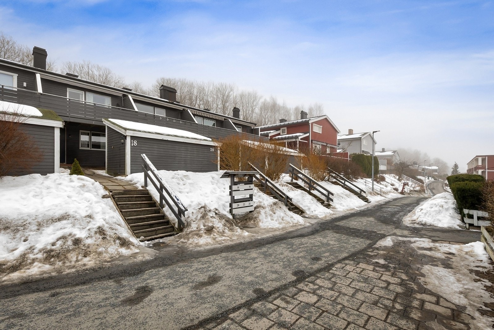 Rekkehus over to plan beliggende i et hyggelig og barnevennlig boligområde på Løkenhavna/Kolsås Galleribilde