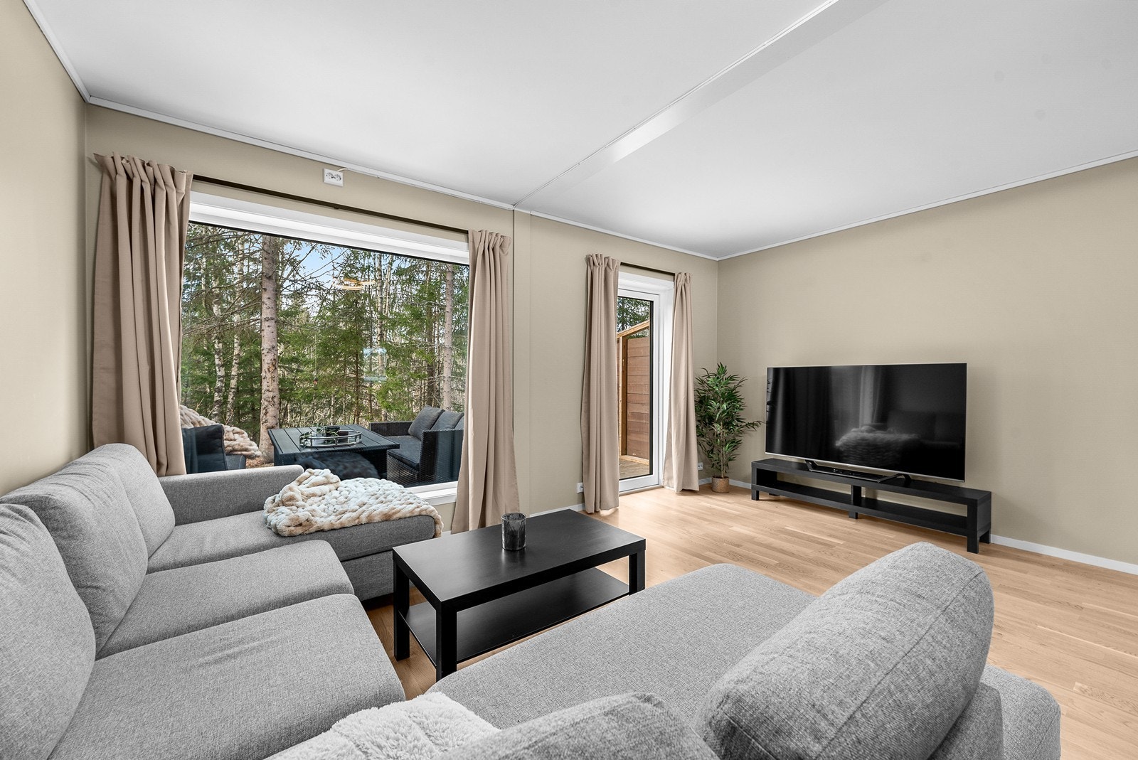 Store vindusflater gir godt med lys og utsikt mot hagen. Galleribilde