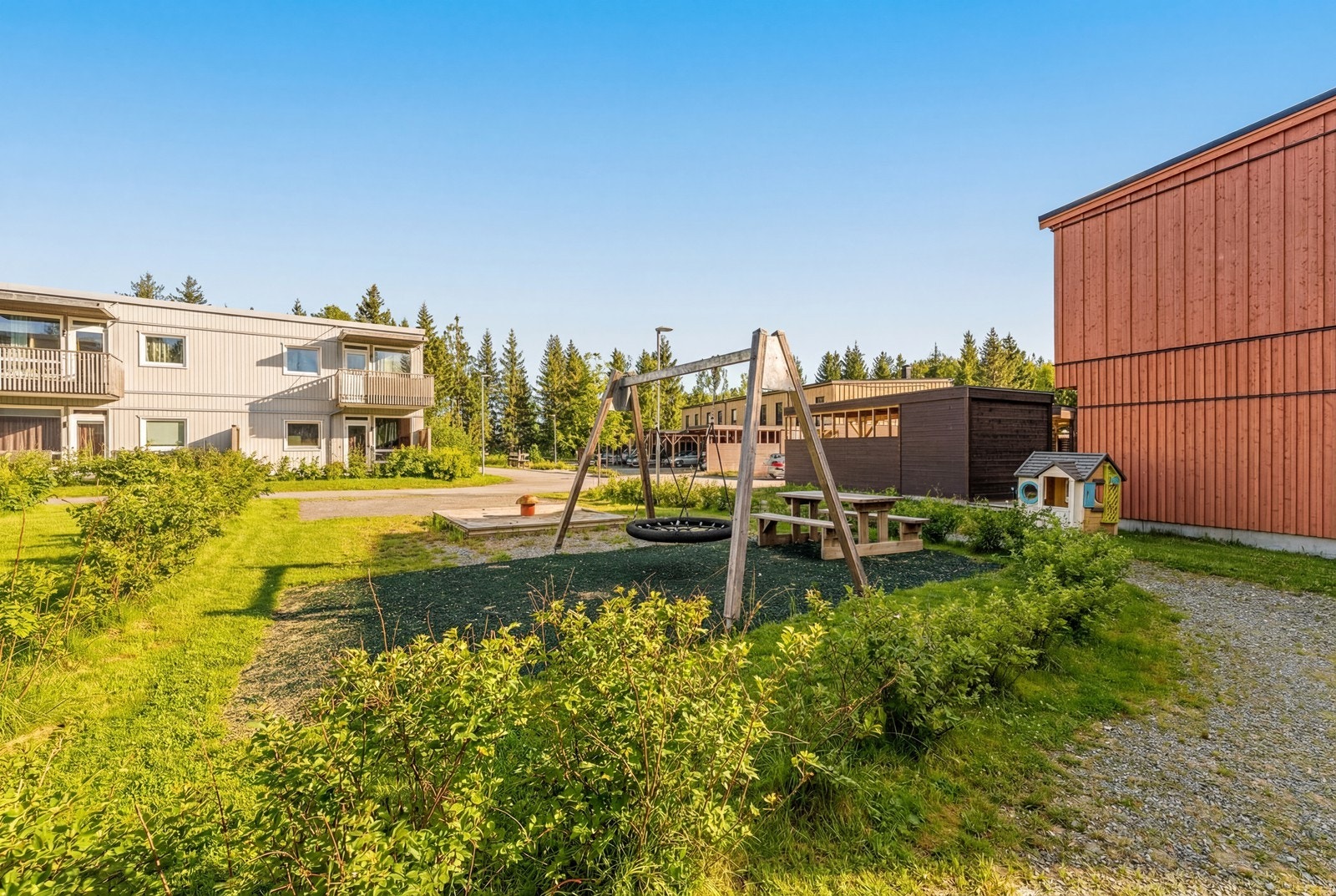 Sameiet har opparbeidede fellesarealer med blant annet lekeplass. Galleribilde
