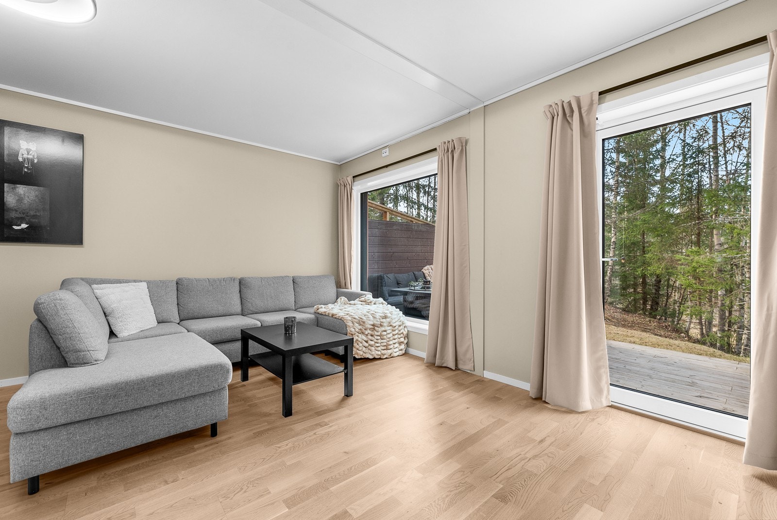 Den åpne løsningen gir en luftig romfølelse og fleksible møbleringsmuligheter. Galleribilde
