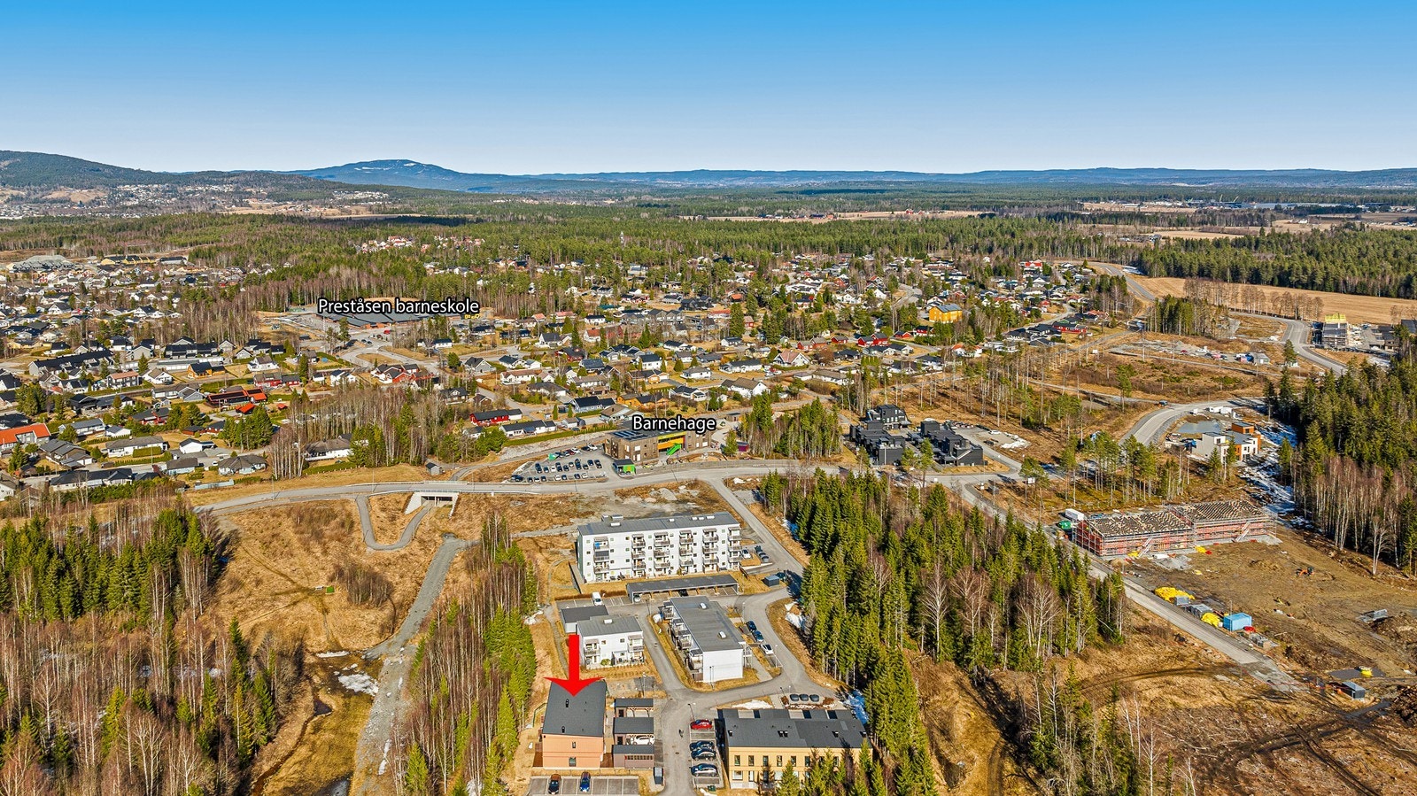 Kort gangavstand til både Preståsen skole (1-10 kl.) og Engelsrud barnehage. Galleribilde