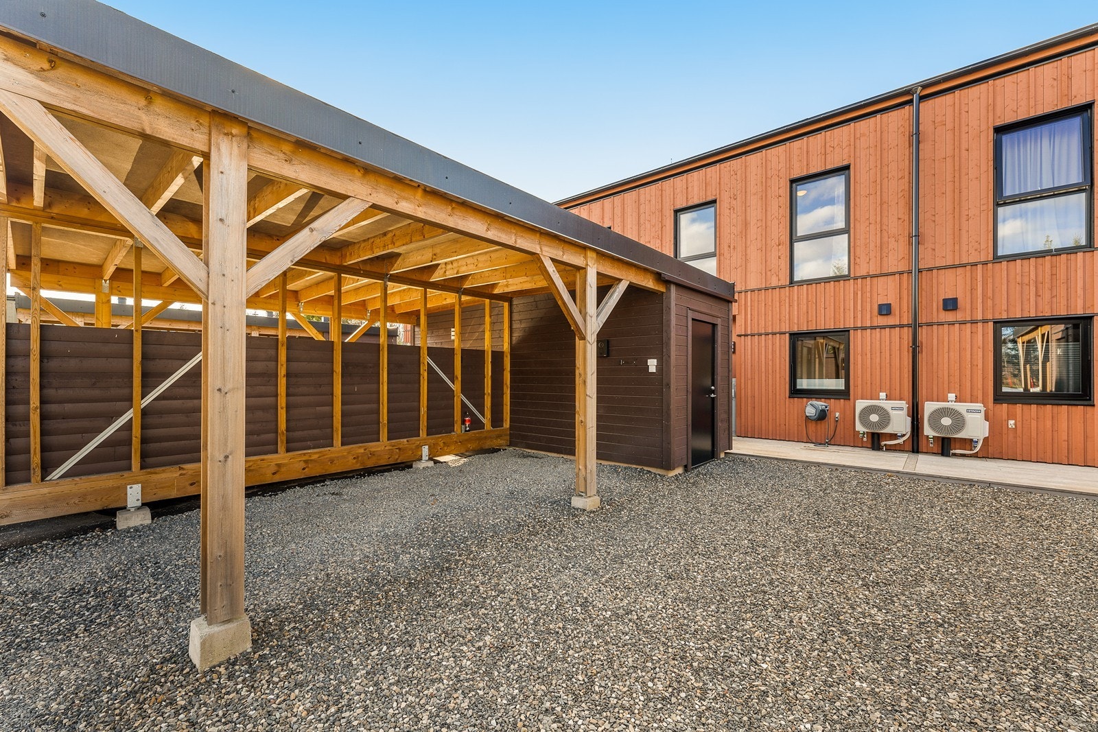 Boligen har egen carport med elbillader og en frittstående utebod på 5 m². Galleribilde