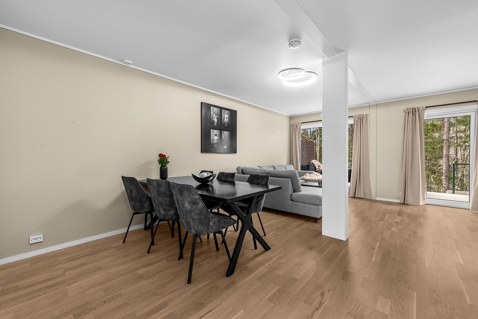 Gjennomgående parkett og malte flater skaper et helhetlig inntrykk i oppholdsrommene. Galleribilde