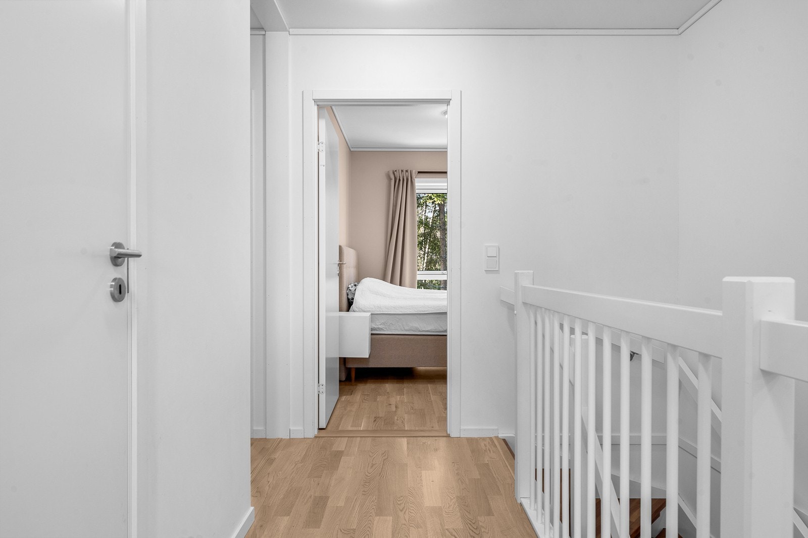 Gjennomgående parkett også i andre etasje, med unntak av badet. Galleribilde