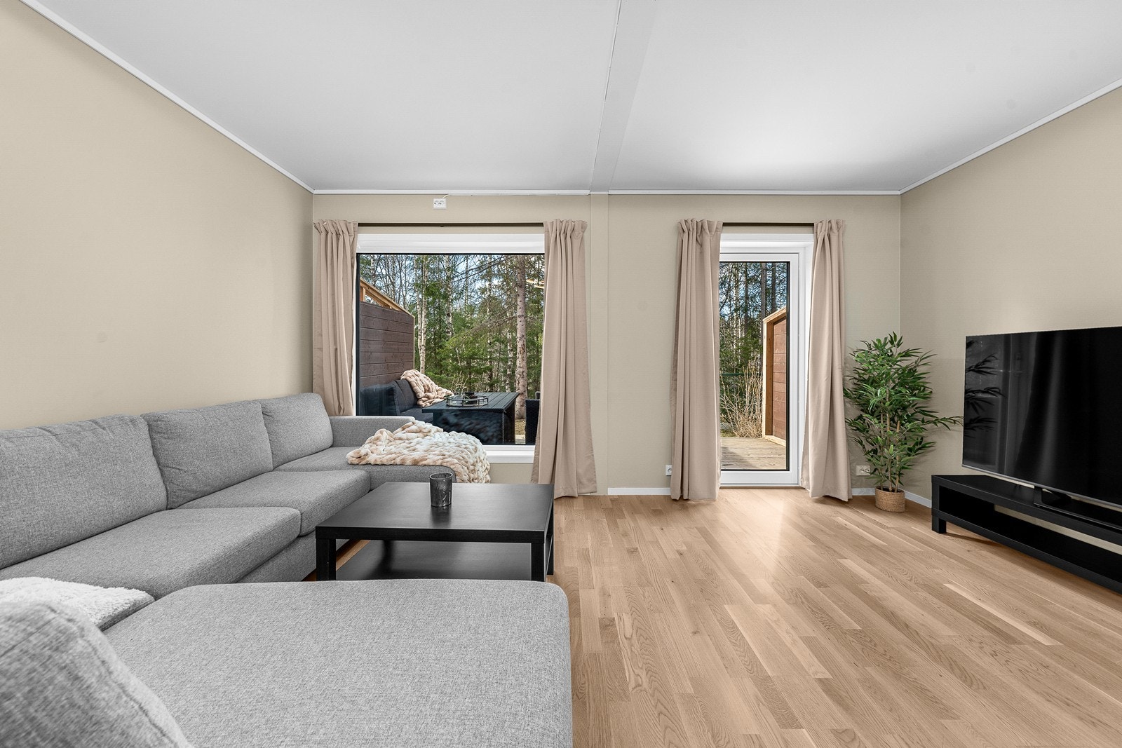 Fra stuen er det direkte utgang til en terrasse på 9,6 m². Galleribilde