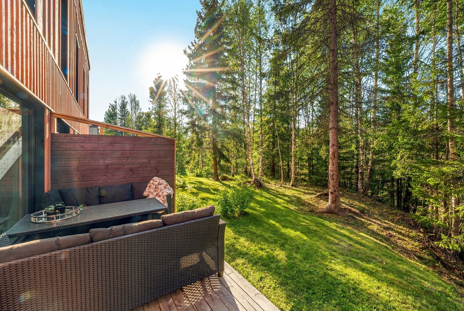 Terrassen på 9,6 m² har god plass til utemøbler og er utstyrt med utelys og stikkontakt. Galleribilde