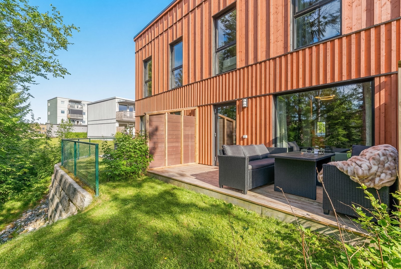 Boligen har en koselig uteplass med terrasse og grøntareal. Galleribilde