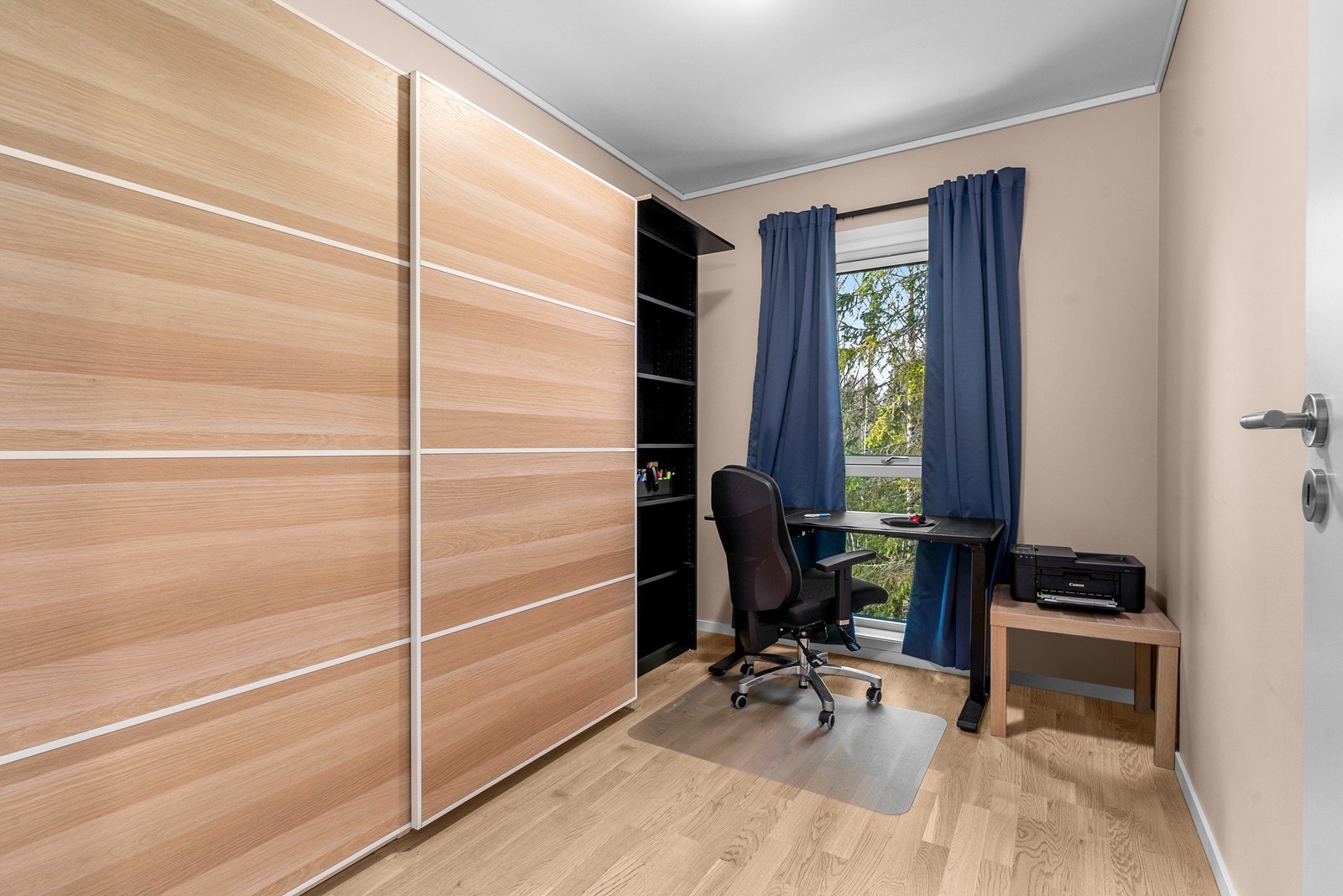 Det tredje soverommet, her innredet som kontor med god plass til oppbevaring. Galleribilde