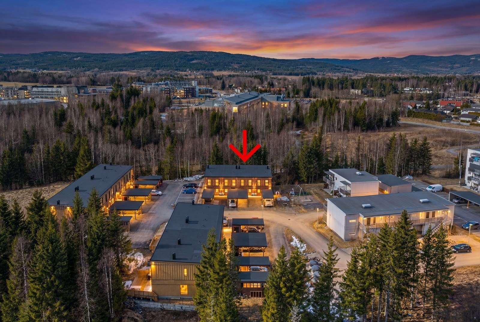 Rekkehuset ligger i et etablert og rolig boligområde i Nannestad, med nærhet til skog og mark. Galleribilde