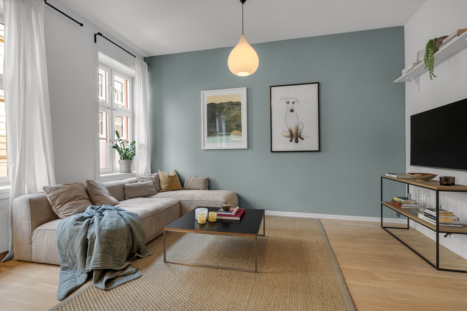 I stuen er det god plass til sofaseksjon, stuebord og tilhørende mediemøblement. Galleribilde