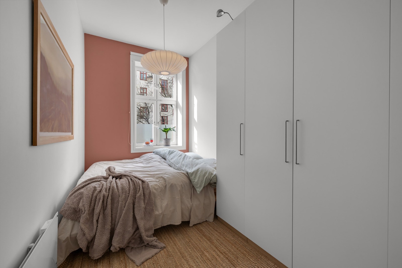 Lunt hovedsoverom med god plass til dobbeltseng. Gode oppbevaringsmuligheter i garderobeskap. Galleribilde