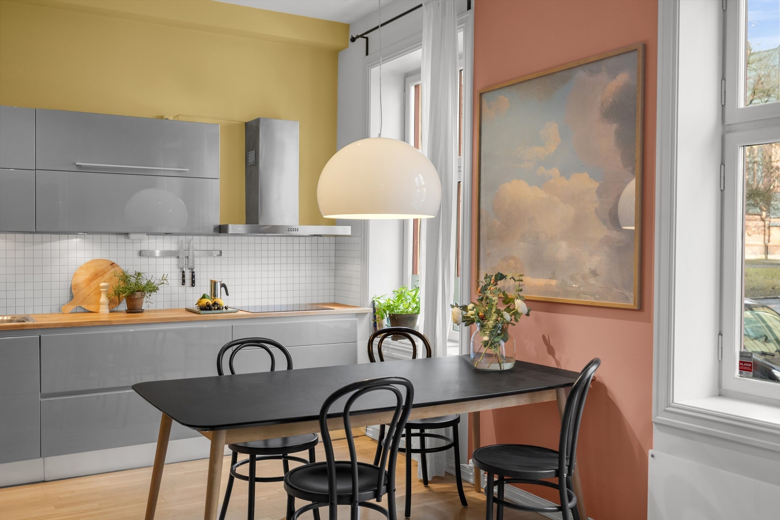 Passer perfekt med spisebord for flere middagsgjester. Galleribilde