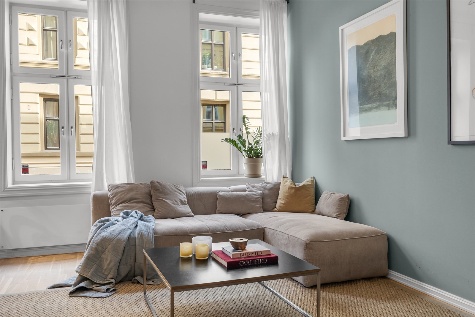 Rikelig med lysinnslipp via store vindusflater. Galleribilde