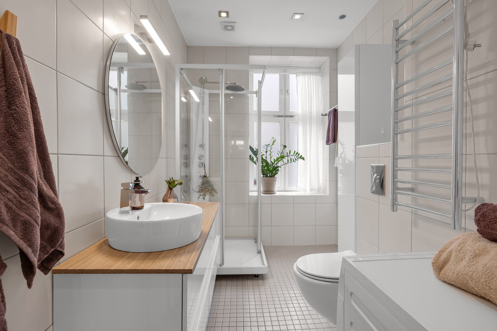 Pent flislagt bad med gulvvarme og downlights. Galleribilde