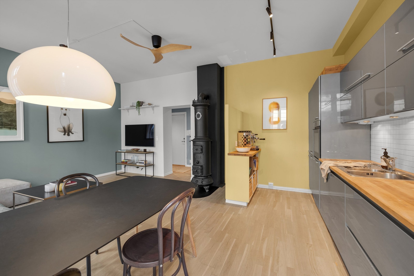 Leiligheten er malt i behagelige og tidsriktige fargekombinasjoner. Galleribilde