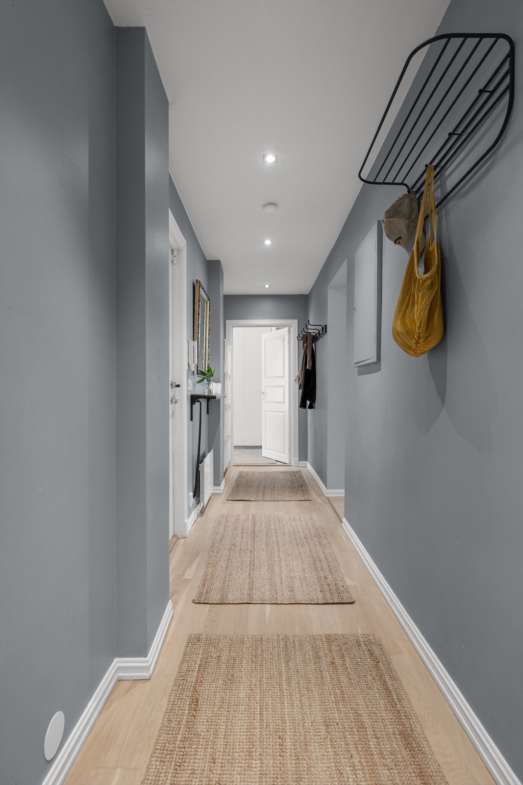 Innbydende entré med god plass til å sette fra seg sko, og henge fra seg ytterklær. Galleribilde