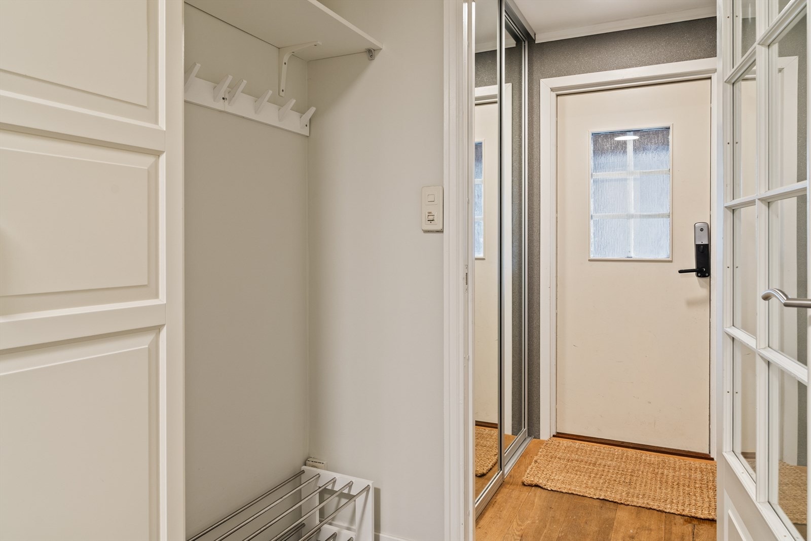 I entréen er det god plass til å henge fra seg yttertøy og sette fra seg sko Galleribilde