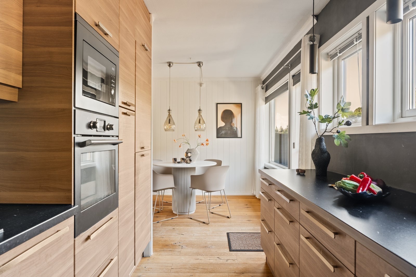 Plass til spisegruppe mellom stue og kjøkken Galleribilde