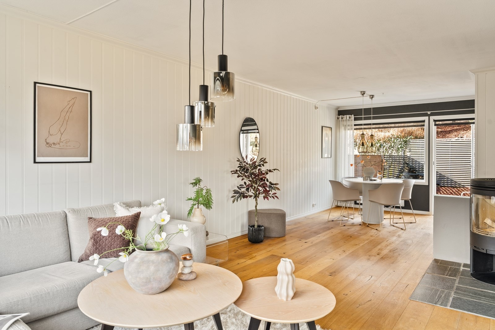 Til kalde kvelder varmer vedovnen i stuen godt Galleribilde