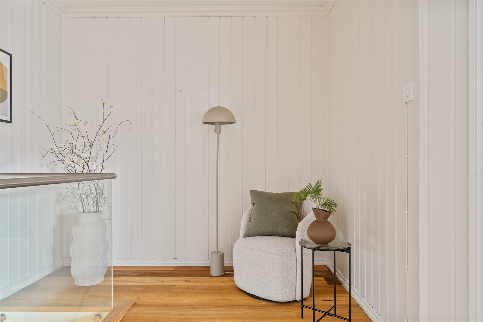 Flott glassrekkverk. Her er det plass til en sittegruppe eller feks. kommode for oppbevaring. Galleribilde