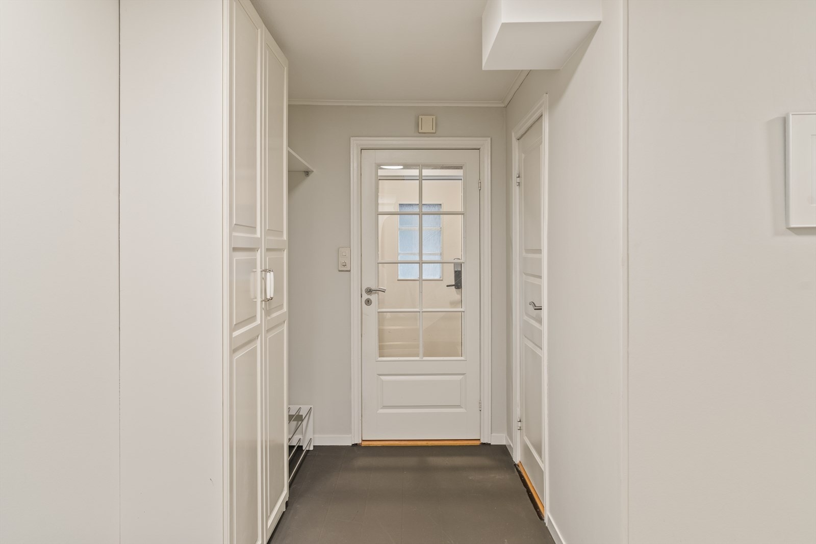 Videre inn i gangen er det garderobeskap med gode oppbevaringsmuligheter Galleribilde